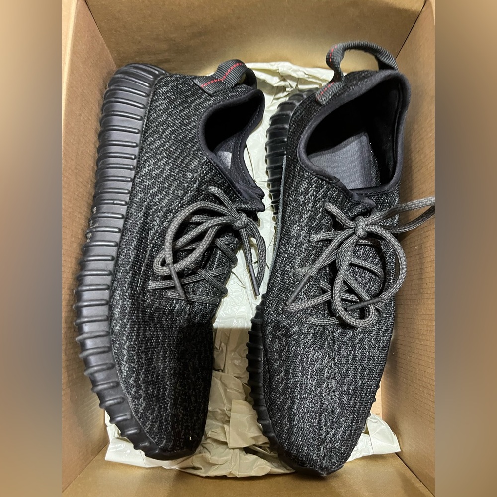 Yeezy 350 v1 black pirate size 10 - Picture 1 of 7
